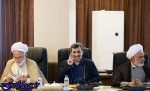 دست احمدینژاد به نشان کدام پیروزی اوج آمده است؟